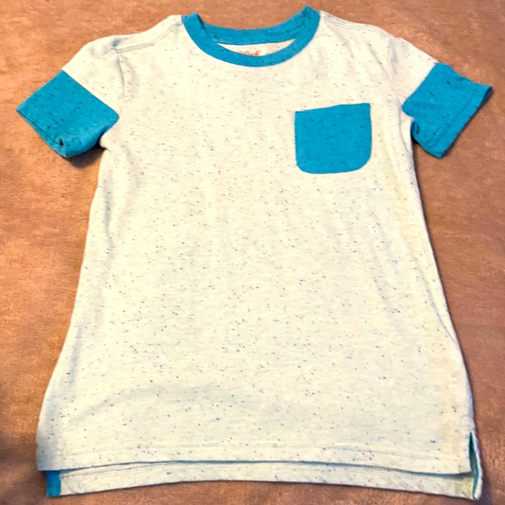 Boys short sleeve xs 4/5. It’s turquoise.